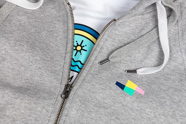 Hupparit omalla logolla, Smarly logopainatus hupparin vasen rinta