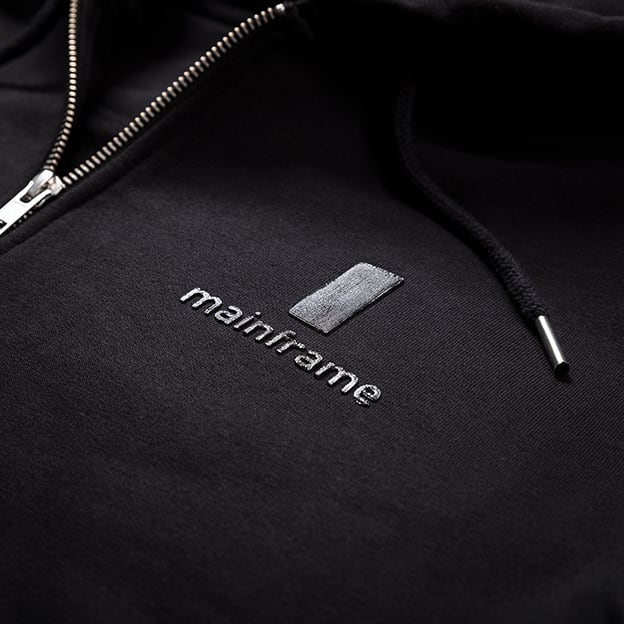 Mustat hupparit painatuksella, Mainframe logopainatus kohopainatuksella