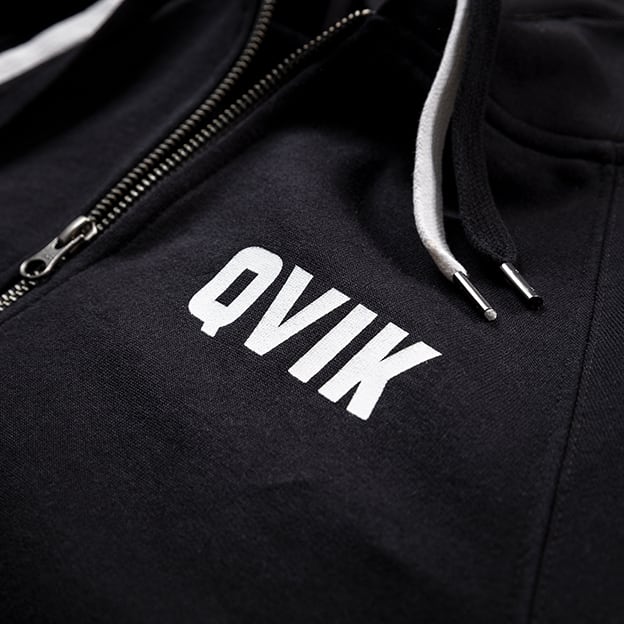 Mustat hupparit painatuksella, Qvik logopainatus