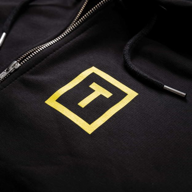 Mustat hupparit painatuksella, Tomorrow Tech logopainatus