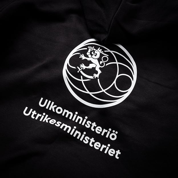 Mustat hupparit painatuksella, Ulkoministeriö logopainatus
