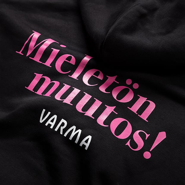 Mustat hupparit painatuksella, Varma logopainatus