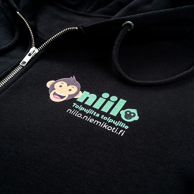 Niemikoti Niilo mustat hupparit omalla logolla