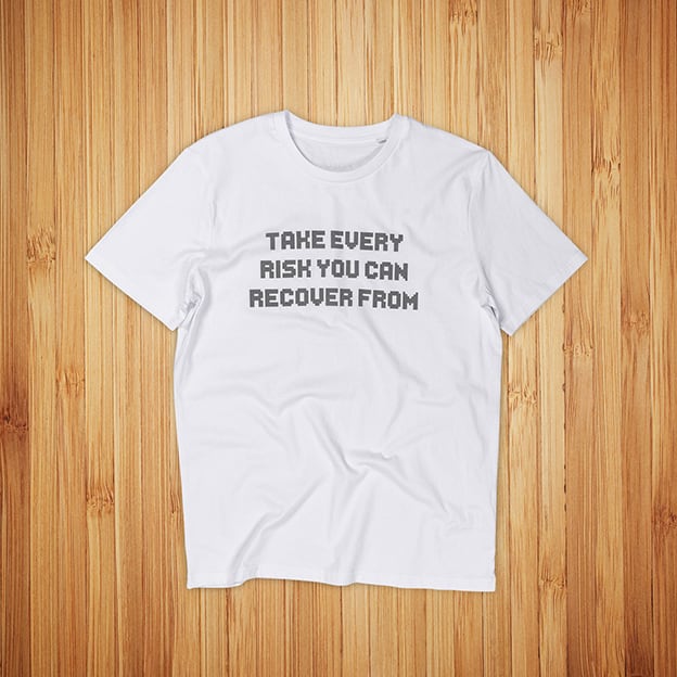 OP Lab valkoisten t-paitojen painatus