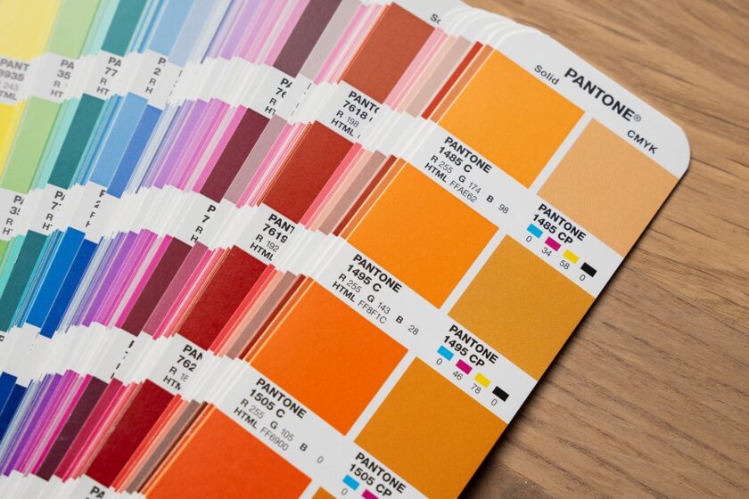 Seripainatus (silkkipainatus) tehdän Pantone-väreillä, joka on tarkin tapa tehdä brändivärejä vastaava painatus