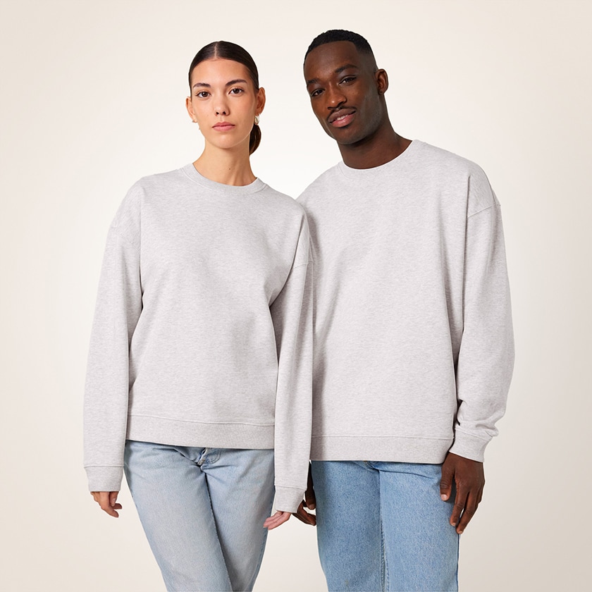 Stanley/Stella Radder 2.0 on premium-luokan vastuullinen oversized-collegepaita, joka on päivitetty vastaamaan paremmin Streetwear-tyylin ja vähittäismyynnin trendejä.