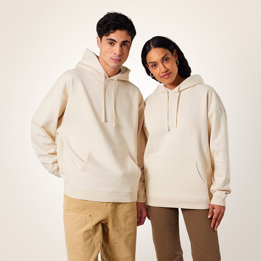 Stanley/Stella Slammer 2.0 on premium-luokan vastuullinen oversize-huppari, joka on päivitetty vastaamaan paremmin Streetwear-tyylin ja vähittäismyynnin trendejä.