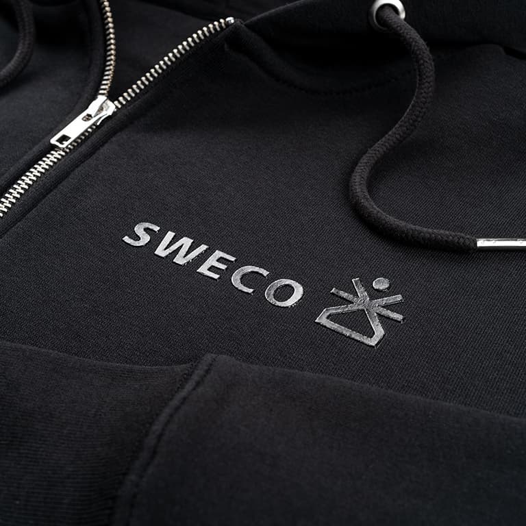 Sweco mustat hupparit omalla logolla, 3D-painatuksella