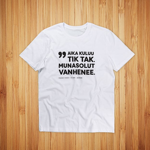 T-paitojen painatus CMore, valkoinen t-paita ja musta painatus